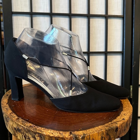 Stuart Weitzman Vintage Black Heels with Stretch Straps- 9B - Leather Sole EUC - Picture 1 of 10